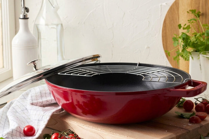 Wok Staub 30cm cerise en fonte émaillée avec couvercle en verre et grille en inox