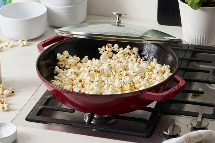 Wok Staub 30cm cerise en fonte émaillée avec couvercle en verre et grille en inox
