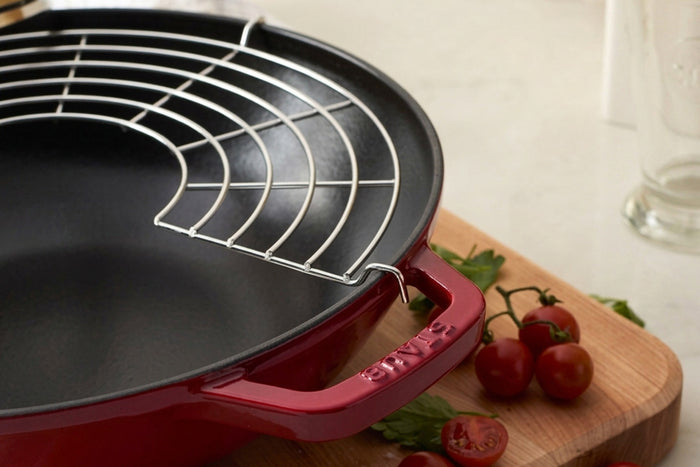 Wok Staub 30cm cerise en fonte émaillée avec couvercle en verre et grille en inox