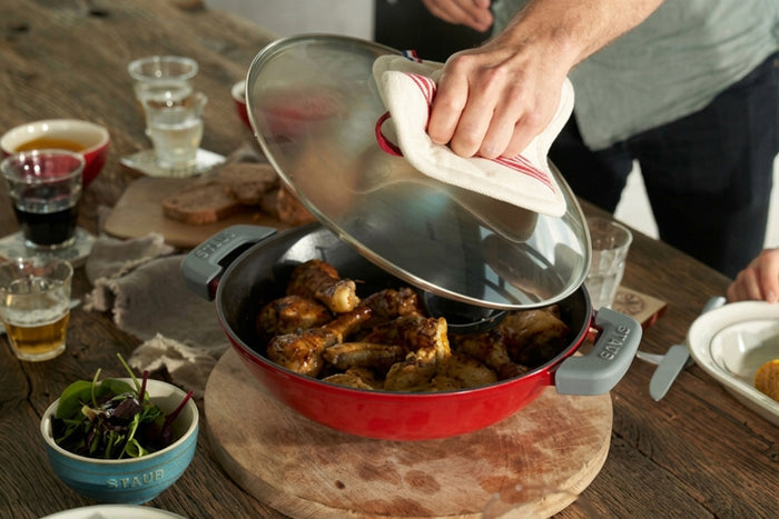 Wok Staub 30cm cerise en fonte émaillée avec couvercle en verre et grille en inox